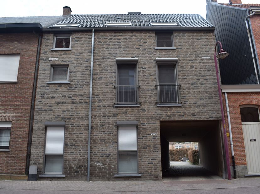 Dit centraal gelegen instapklaar appartement is gelegen in Geel - Oosterlo , in een appartementencomplex van 4 appartementen met bouwjaar 2010. &lt;br /&gt;